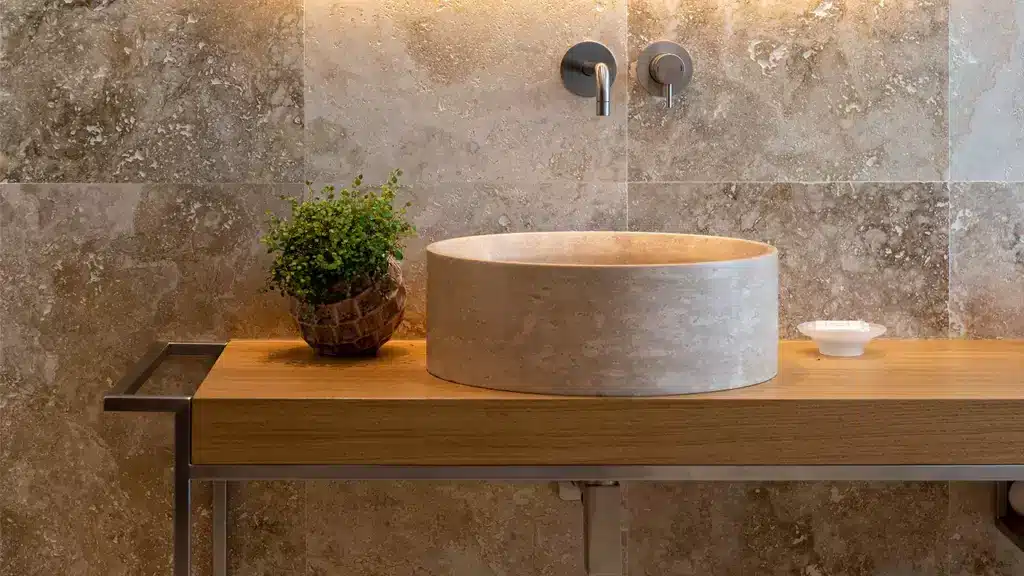 top in legno con lavabo tondo in travertino toscano (Pietre di Rapolano)