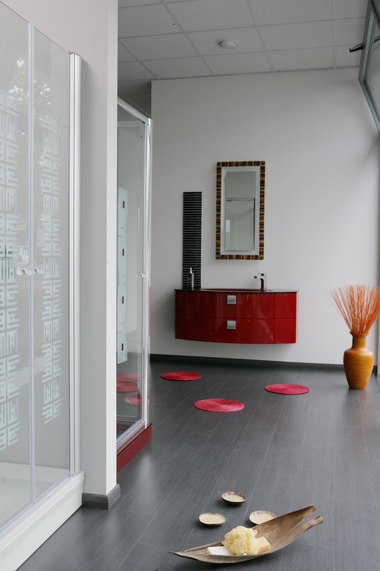 scene da uno showroom di arredo bagno