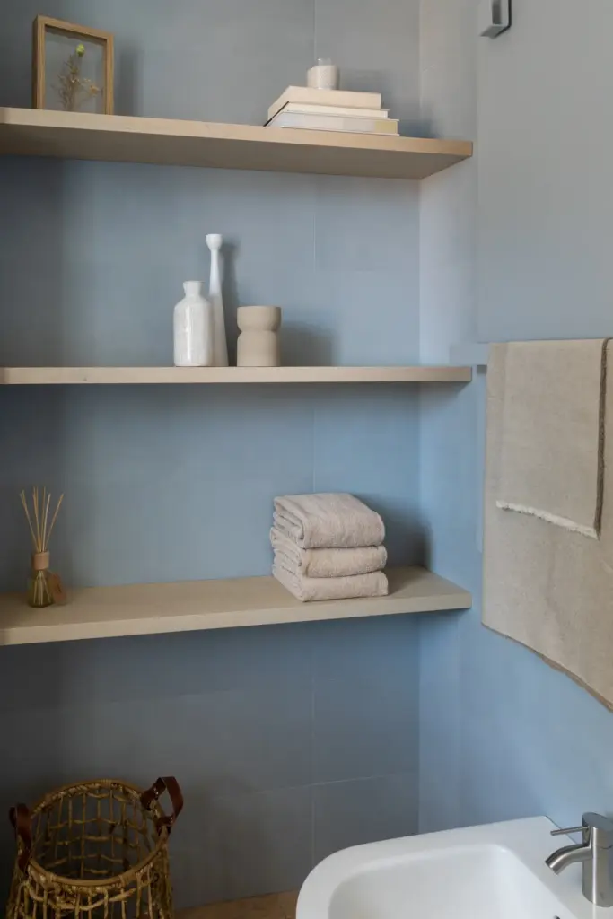 parete bagno con piastrelle azzurre grigie