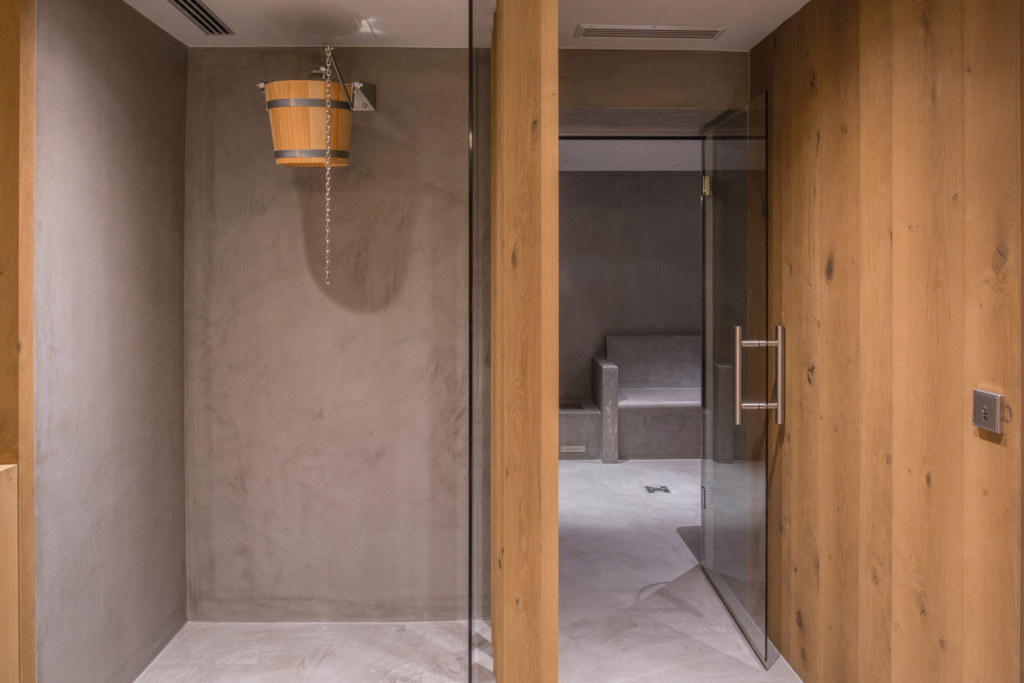 Bagno nuovo senza togliere le piastrelle? con microtopping! Rifare il pavimento senza togliere il vecchio