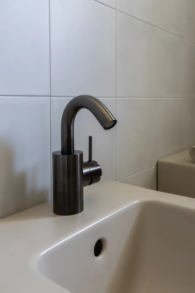 miscelatore bidet acciaio inox grigio su bidet color creta