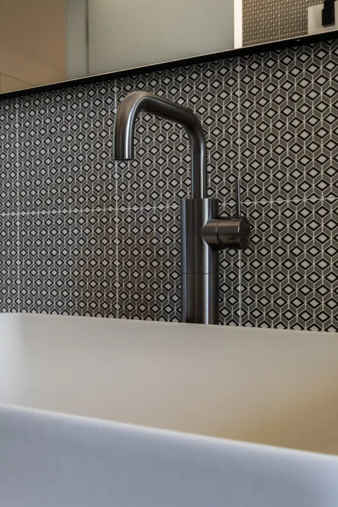 miscelatore acciaio inox nero su lavabo ceramica color creta