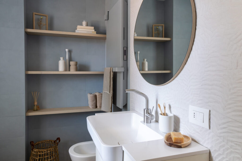 vista laterale parete bagno con mobile profondità 36 cm e top con lavabo integrato