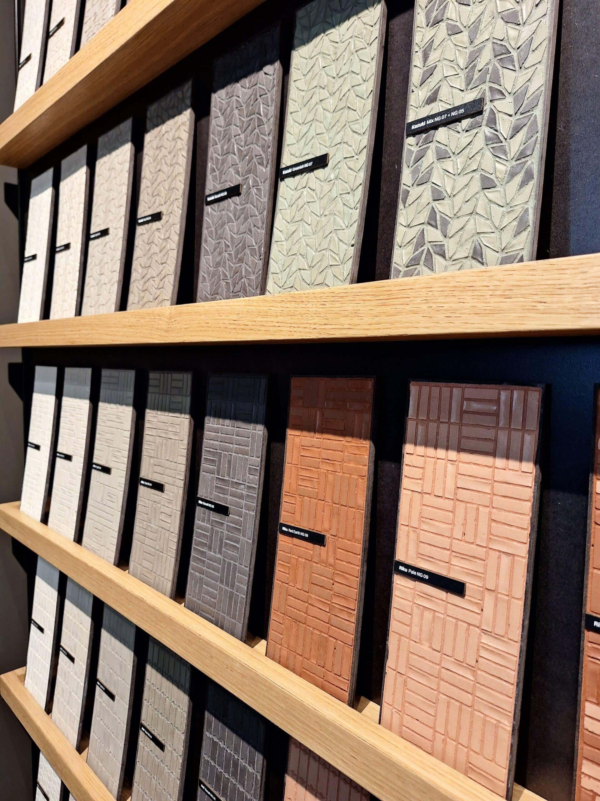 Mosaico contemporaneo in colori caldi e di tendenza