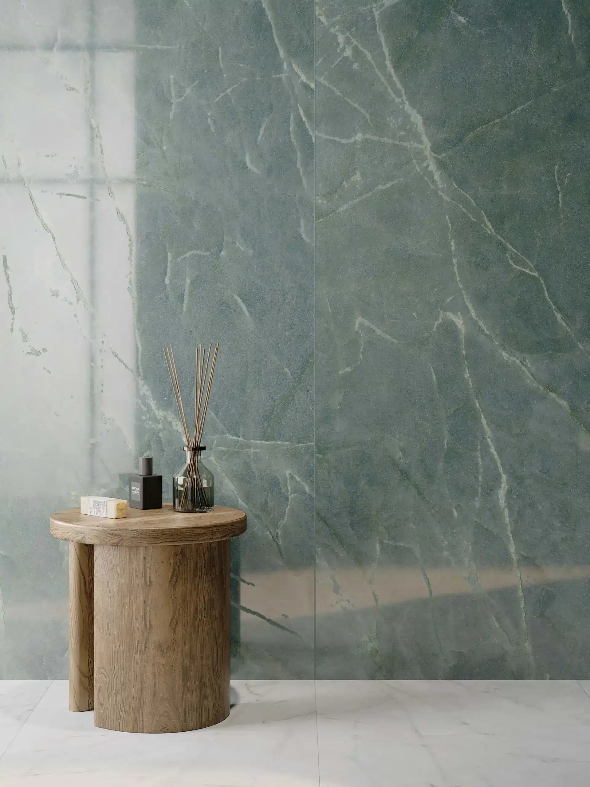 parete doccia con piastrelle effetto marmo lucido verde