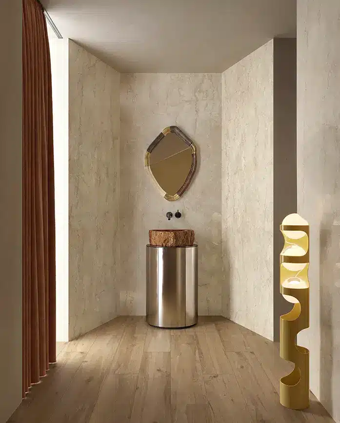 parete lavabo con gres effetto marmo beige botticino