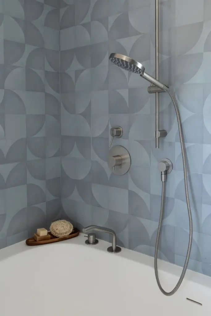 piastrelle azzurro grigio con motivo lucido su base opaca 