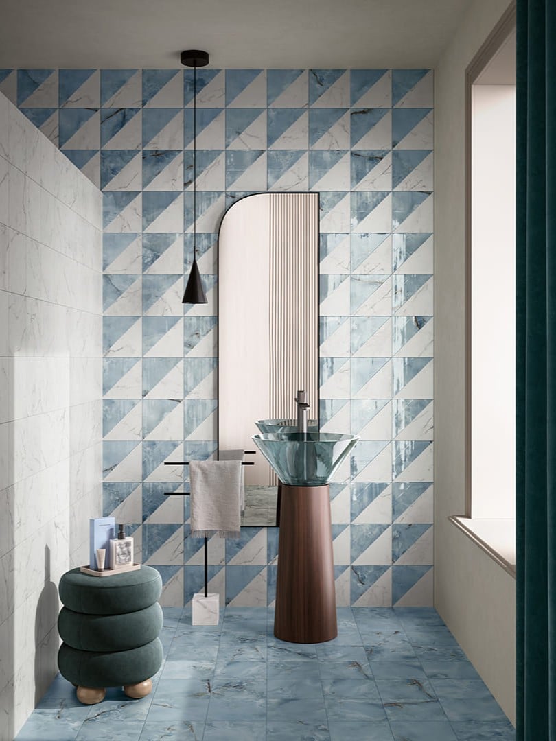 Piastrelle lucide e opache panna e turchese su parete bagno
