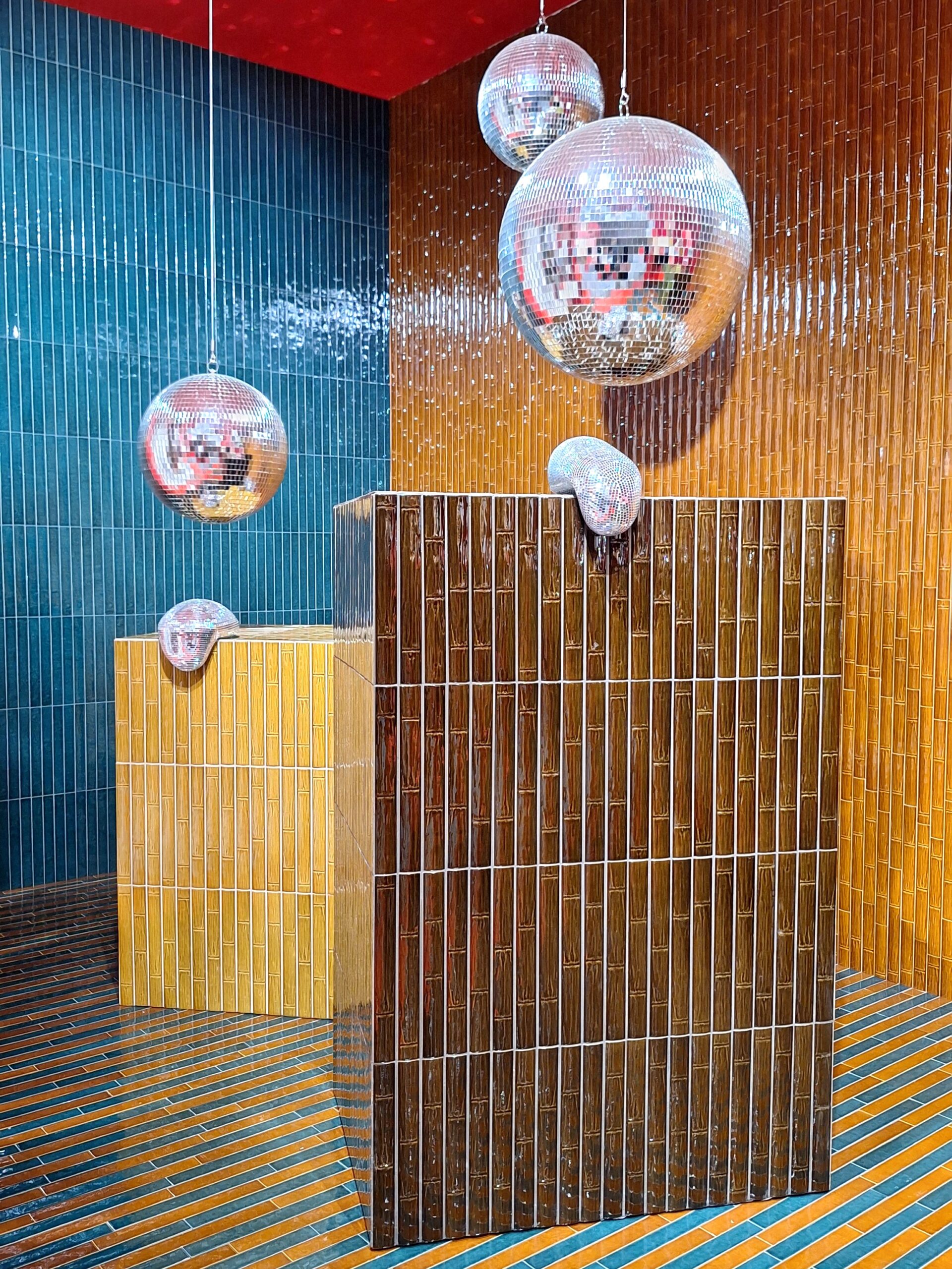 Piastrelle colorate e lucide per il bagno