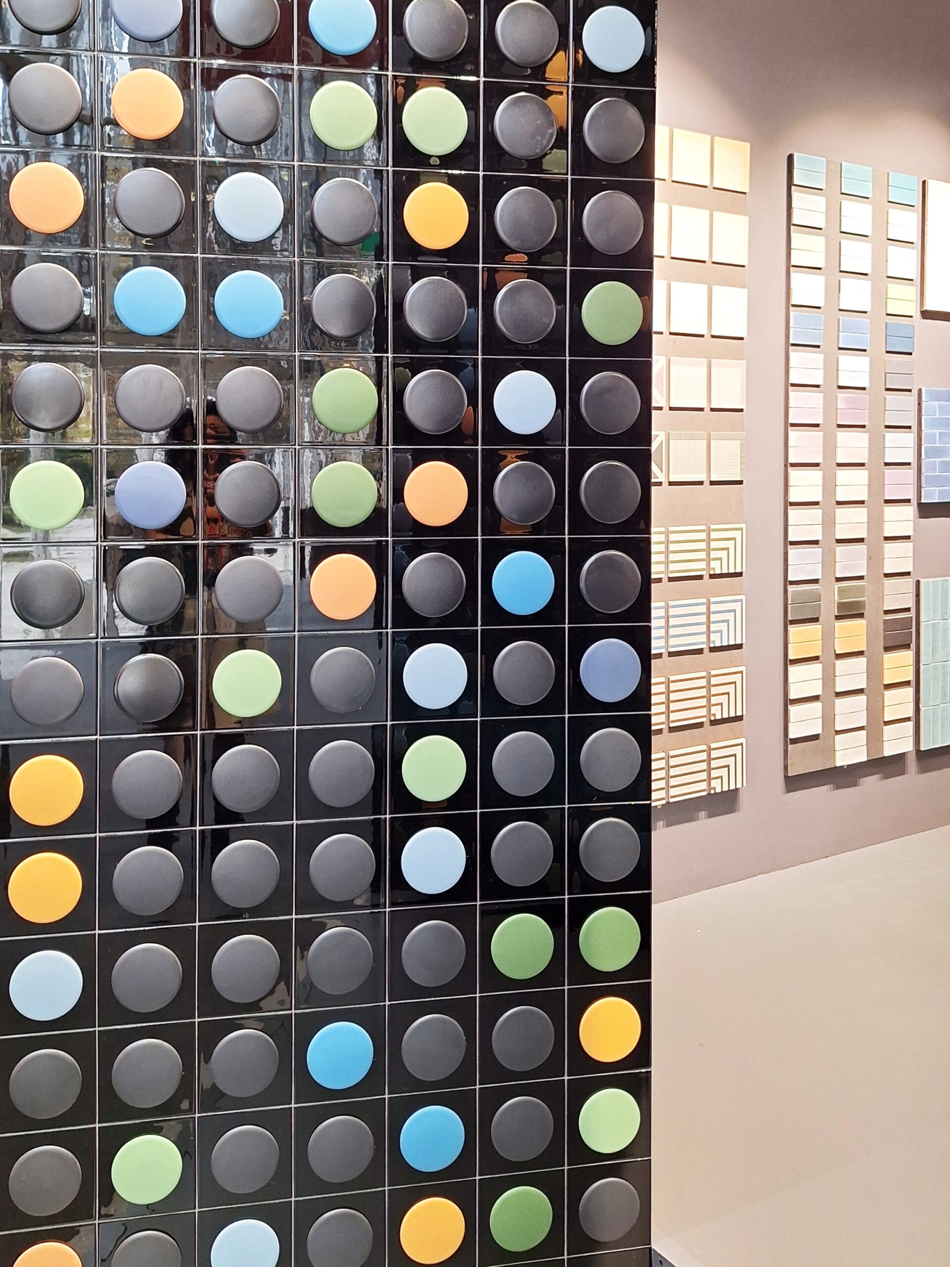 piastrelle a pois grandi colorate e 3D su fondo nero