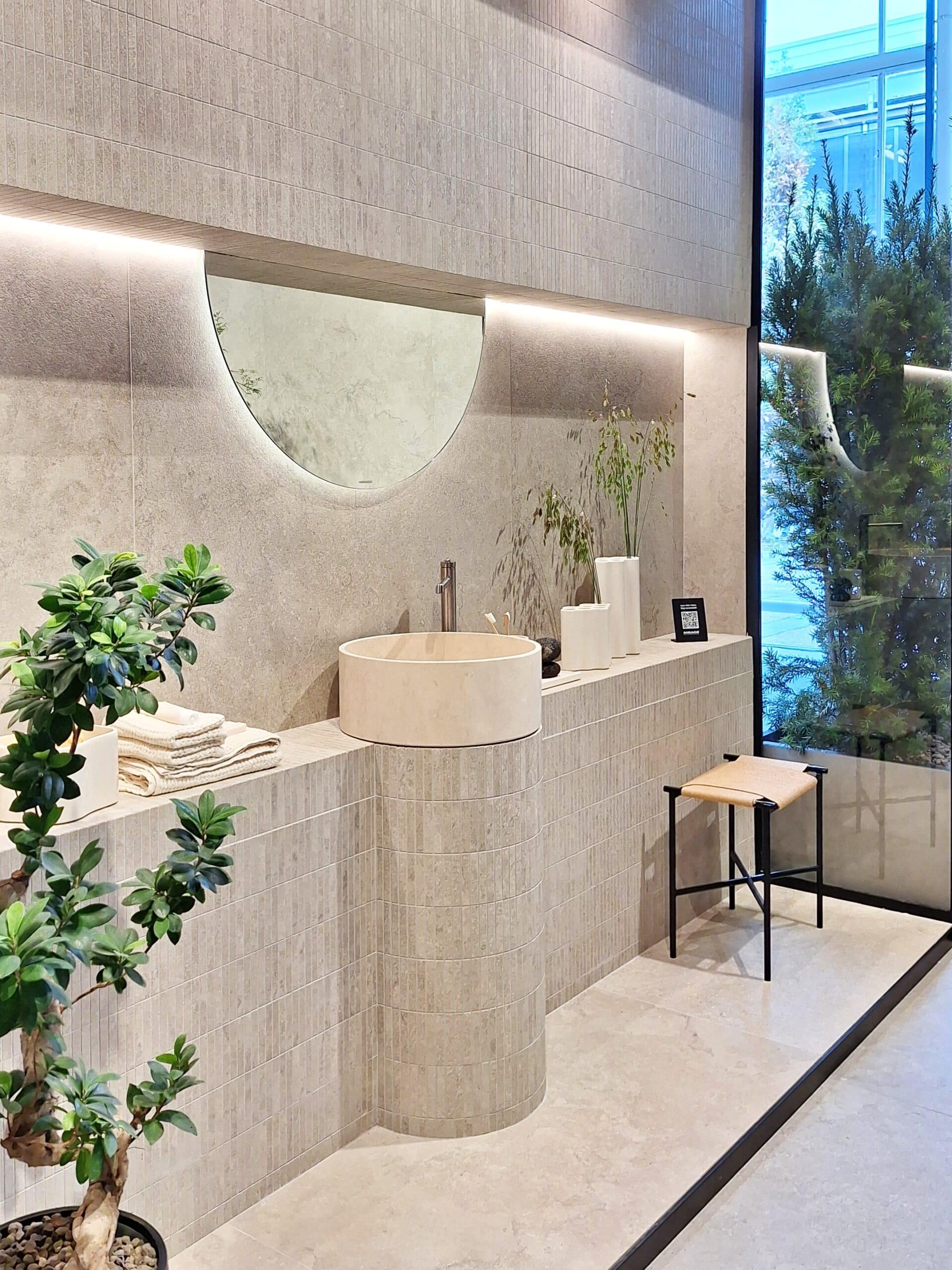 Ambiente bagno con piastrelle effetto pietra beige a Cersaie 2025