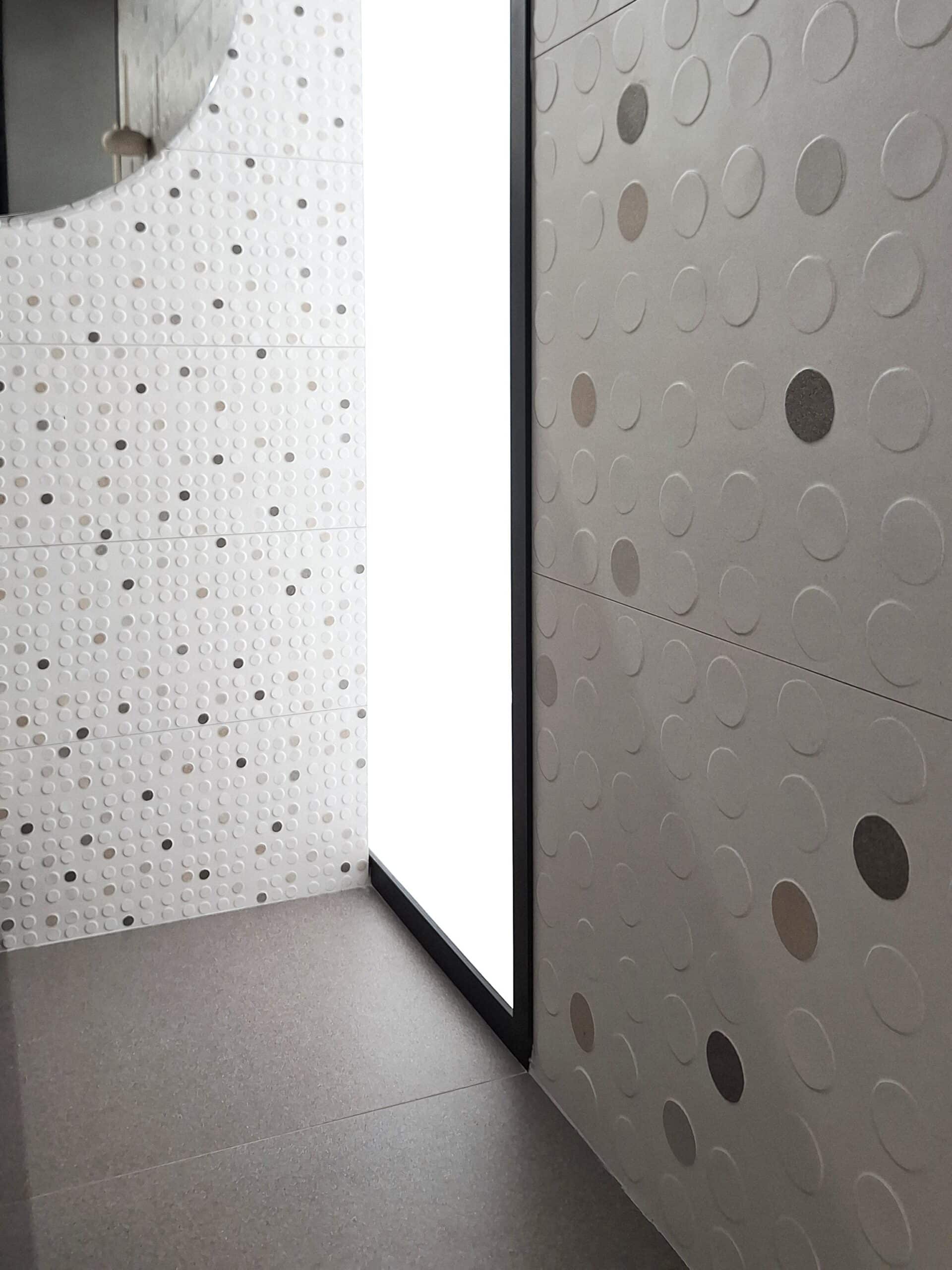 Vives Ceramica, Duo | Points Pearl Multicolor: piastrelle 30x60 con un decoro a poi tridimensionali multicolore su fondo bianco