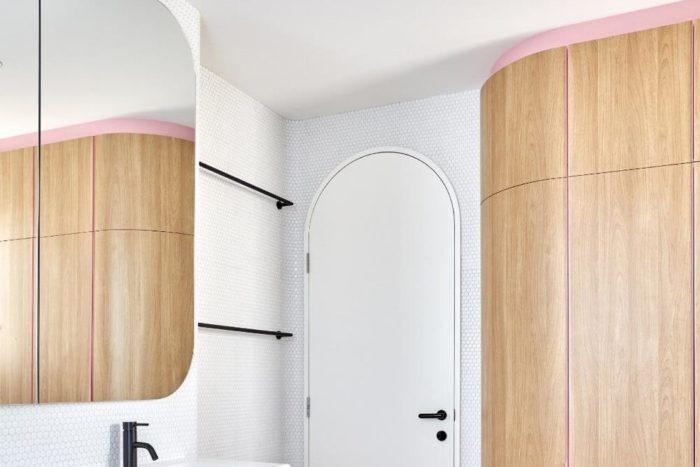 bagno senza spigoli bianco e rosa piastrelle anni 60-70