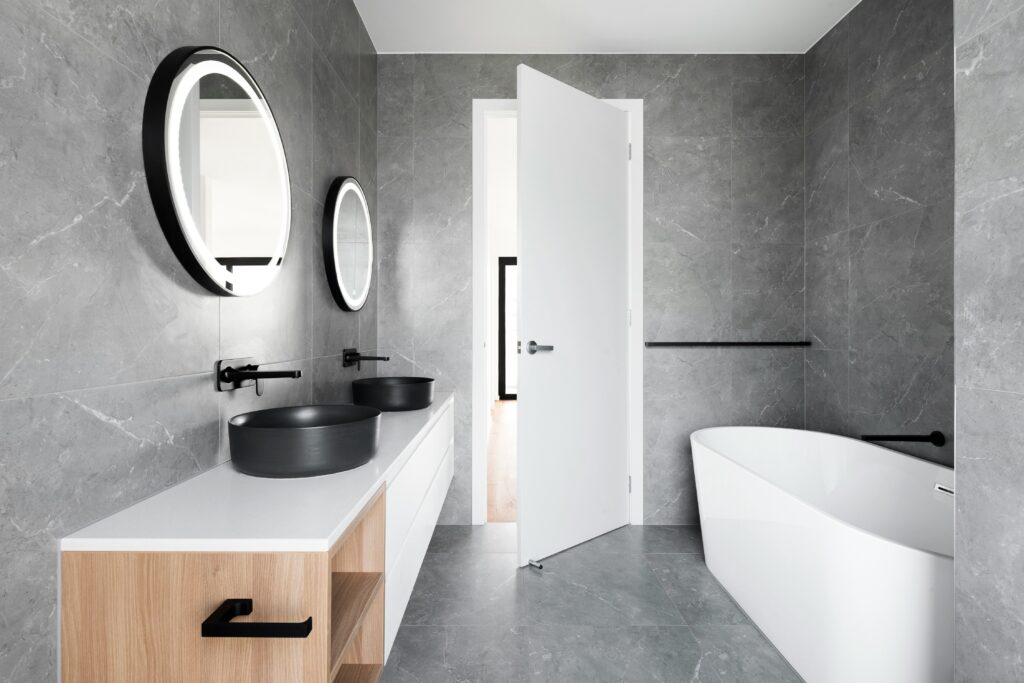 bagno moderno con piastrelle grigie