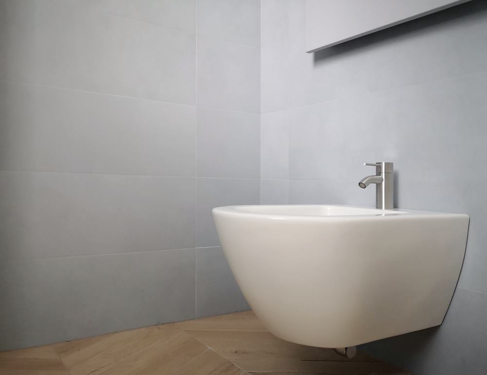 bidet sospeso bianco