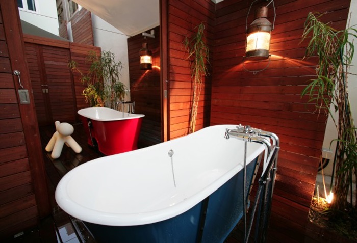 Singapore New Majestic Hotel bathrooms