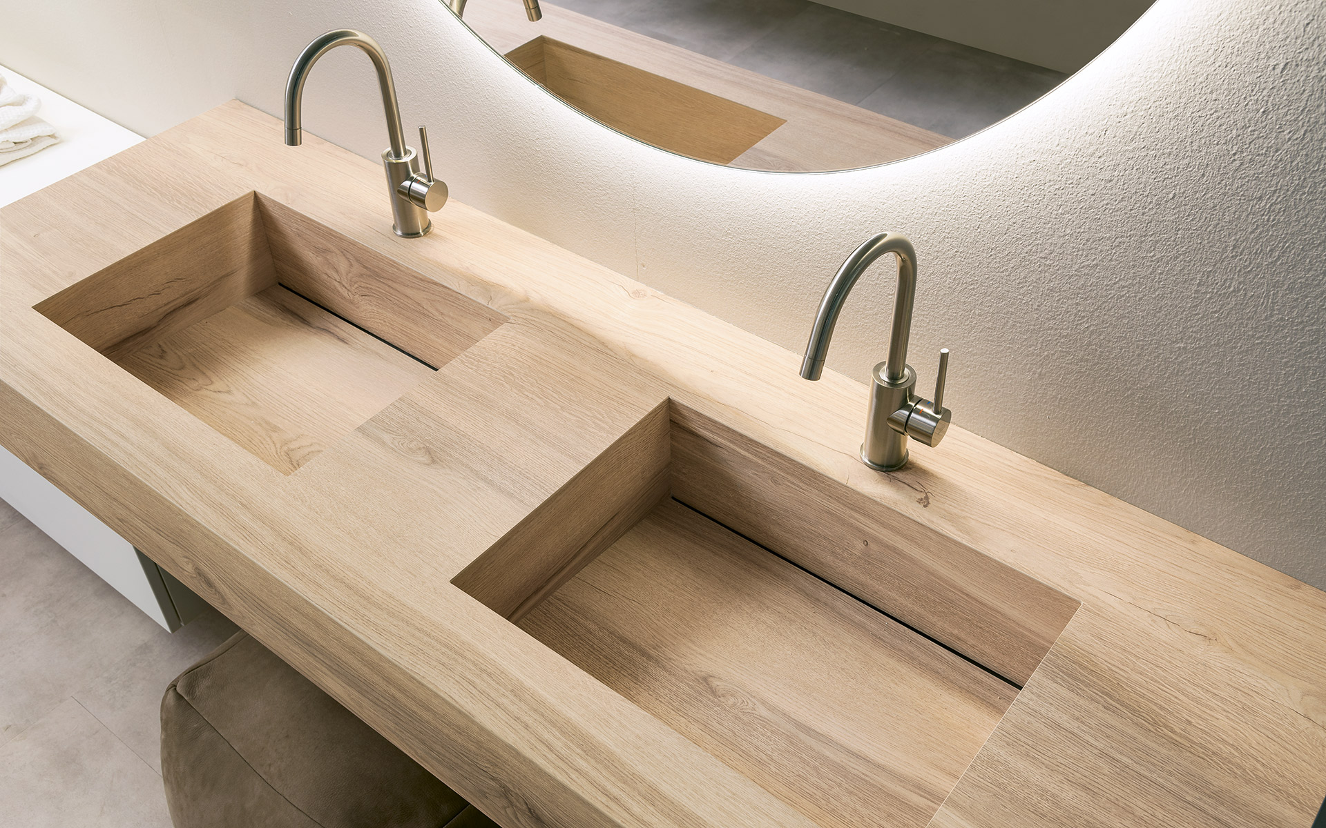 top bagno con 2 vasche integrate in hpl effetto legno chiaro