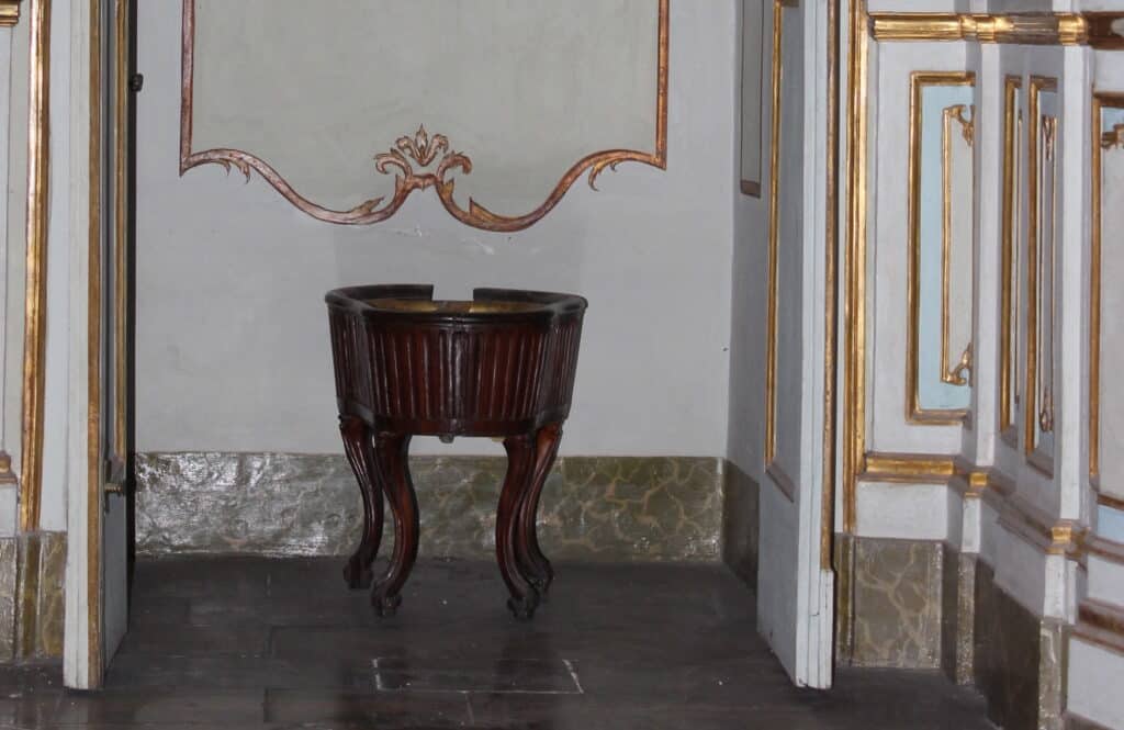 bidet del Settecento del bagno dei Borbone alla Reggia di Caserta