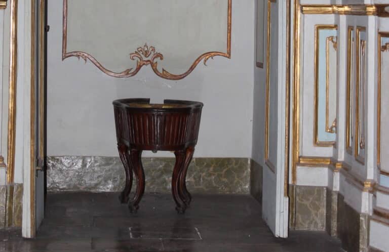 bidet del Settecento del bagno dei Borbone alla Reggia di Caserta