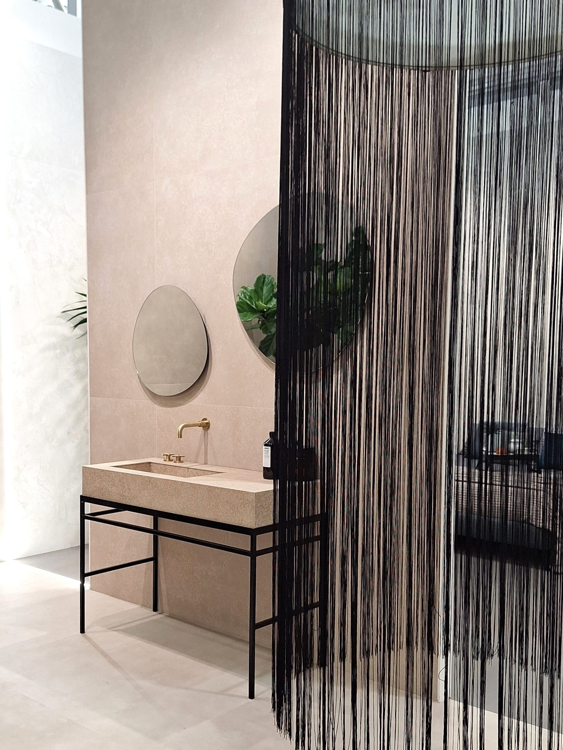 parete bagno divisa da frange - tendenze arredo 2025