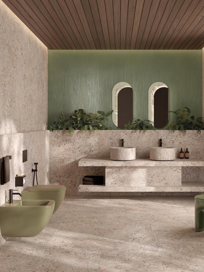 Bagno con piastrelle e arredo in gres effetto pietra