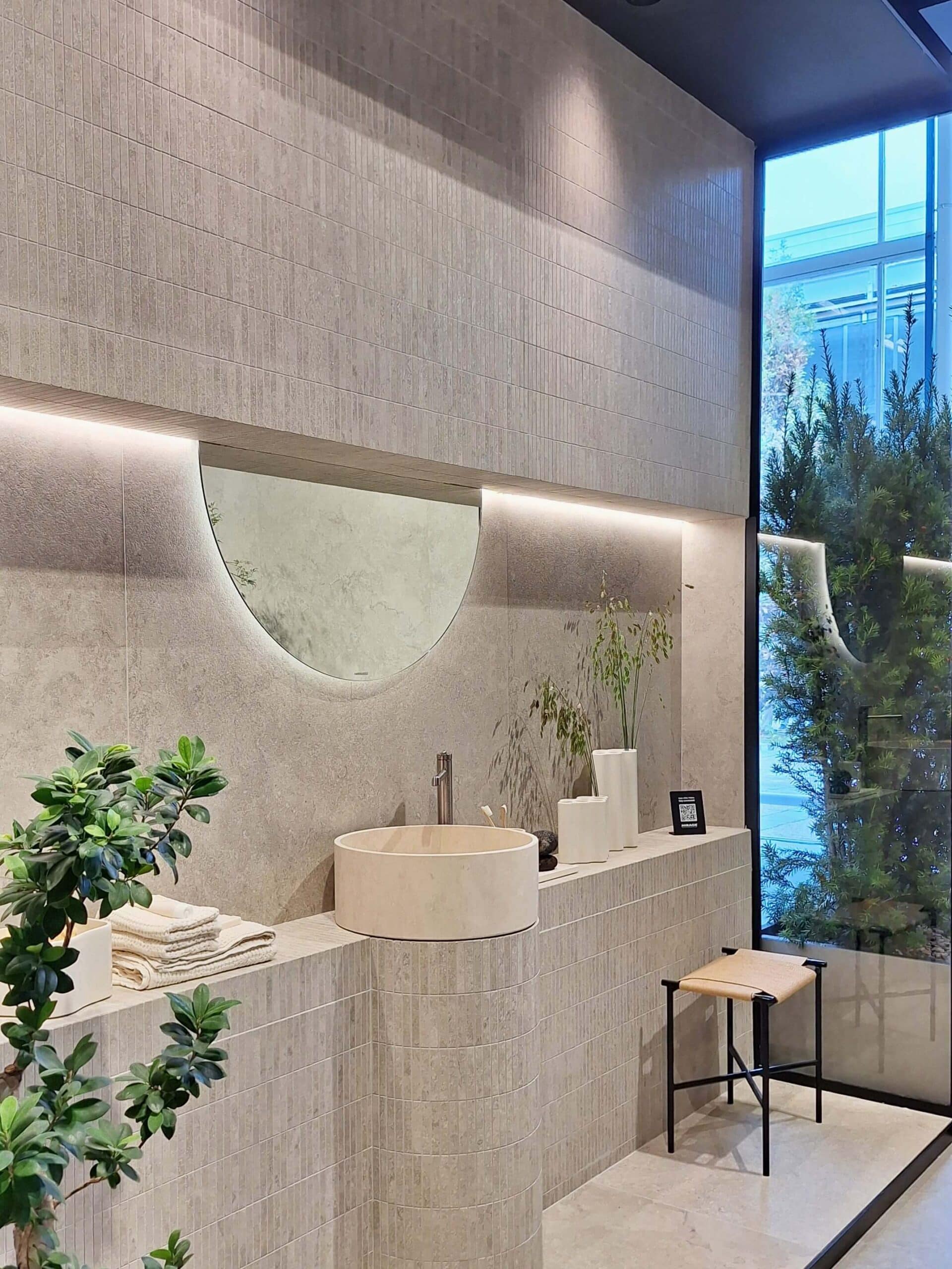 ambientazione bagno piastrelle effetto pietra beige chiaro Cersaie 2025