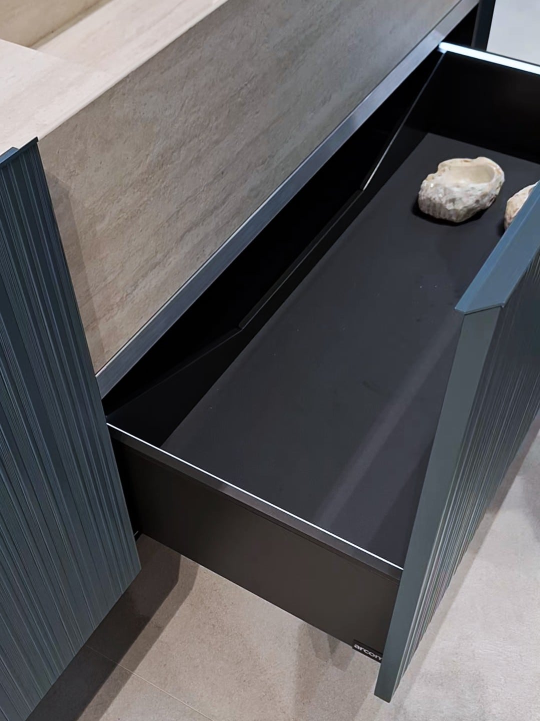 dettaglio frontale cassetto che sormonta top mobile bagno