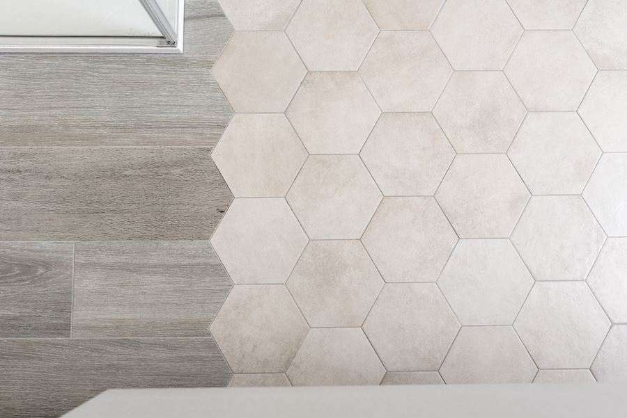 arredo bagno neutro gres porcellanato e esagone
