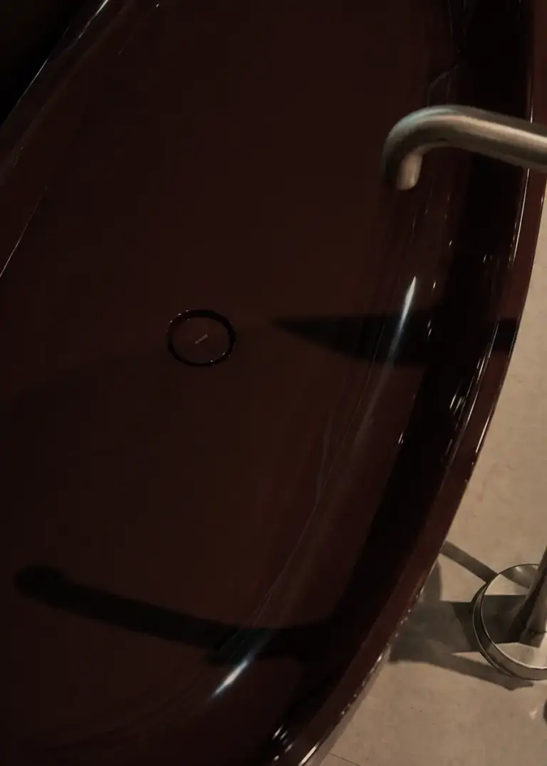 vasca da bagno color cioccolato marrone scuro