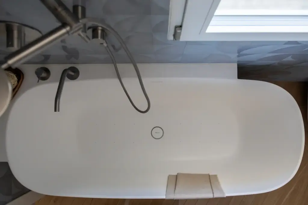 vasca idromassaggio su misura in solid surface