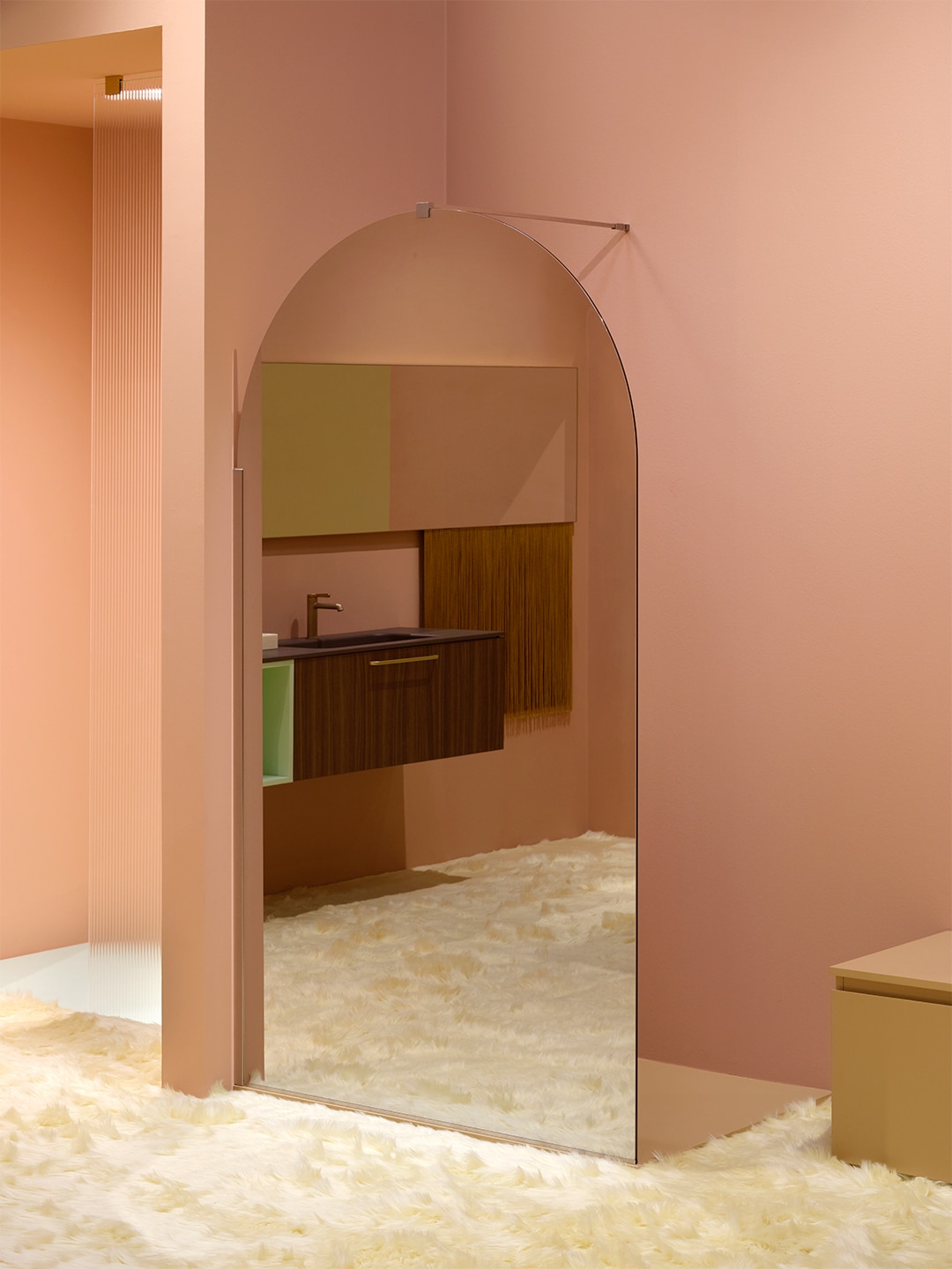 Doccia walk-in con vetro stondato a specchio su parete color salmone